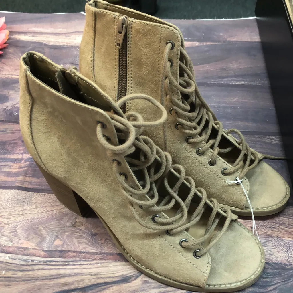 Mossimo sz 9.5 tan women shoes - Image 2