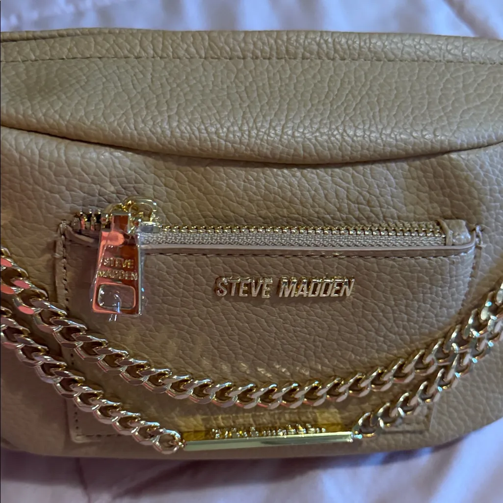 Steve Madden Beige Crossbody Bag with Chain Detail - Image 11