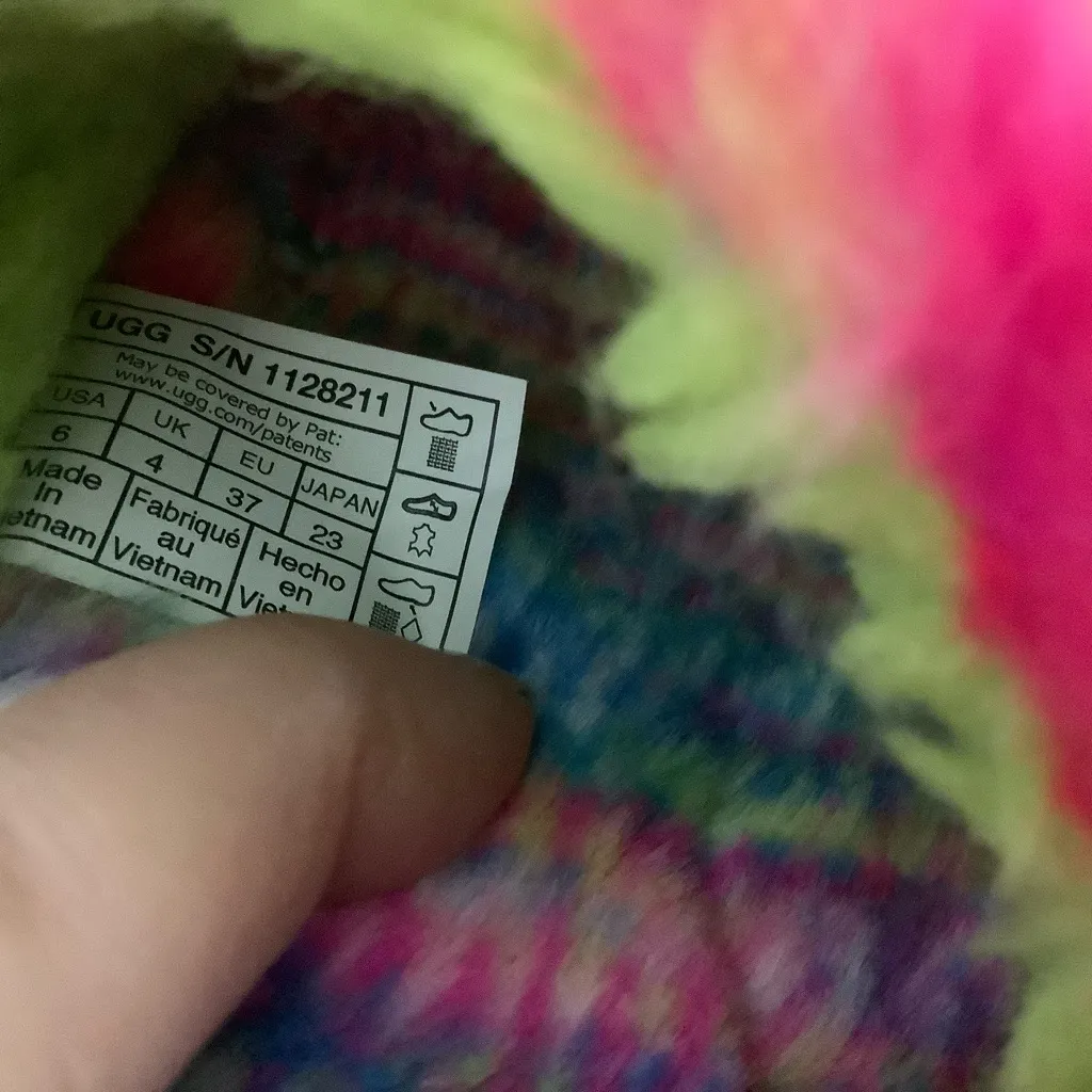 Ugg Fluffita Pixelate slide sandal size 6 / fits 7 womens faux fur slip on slide - Image 10