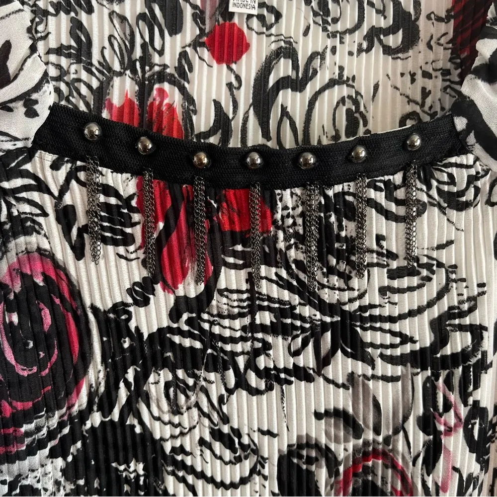 Nicola Tunic Women’s Sz 8 Floral Multicolor Bell Sleeves Pleated, chain accent Black - Image 2