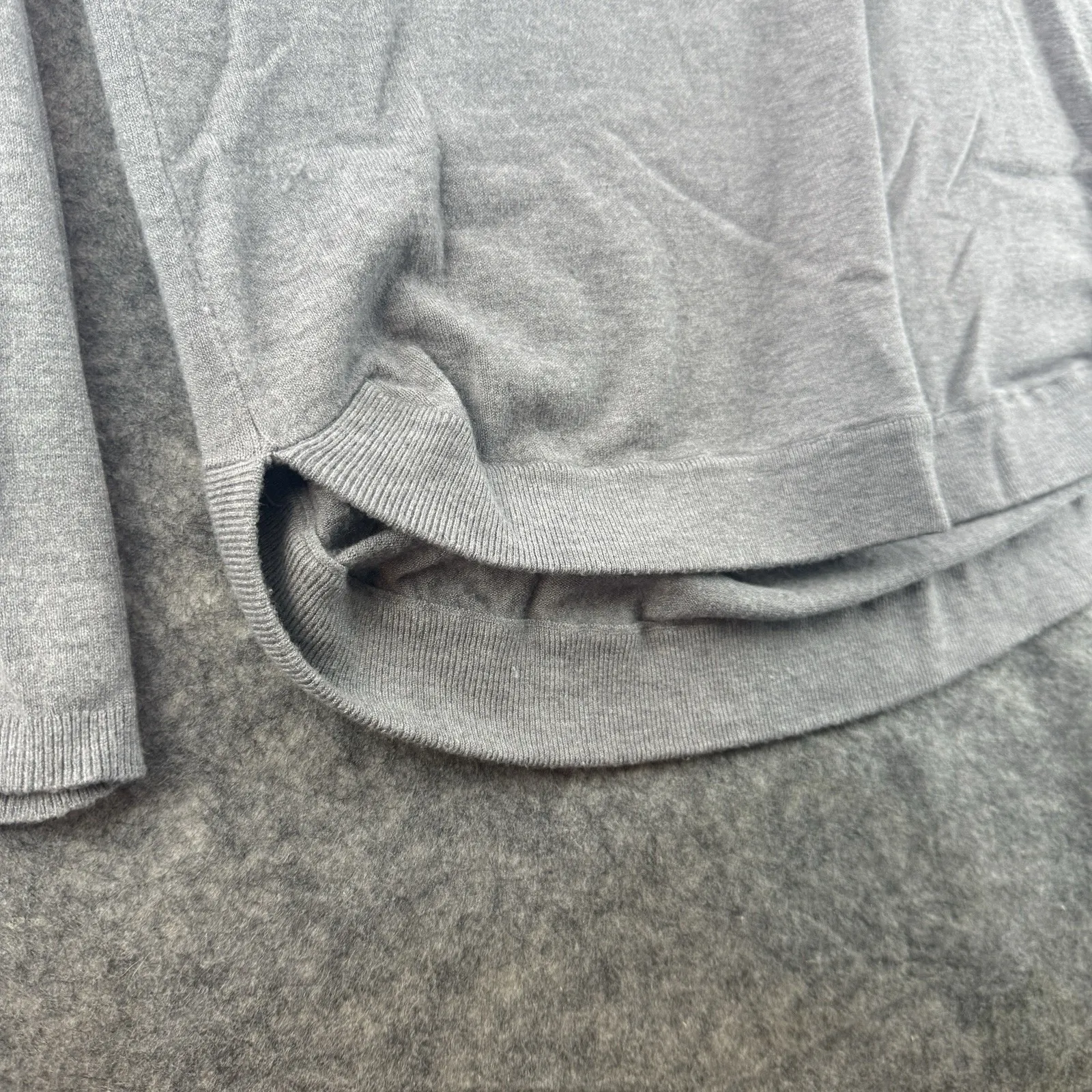 Cyrus‎ Women's Long Sleeve Light Gray Pullover Knit Sweater Zip Neck Size Medium - Image 2