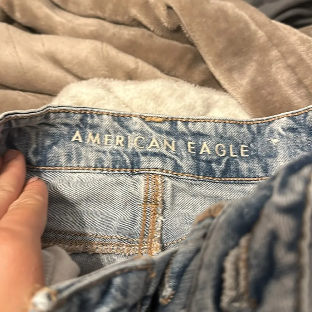 American Eagle tomgirl jeans - Image 2