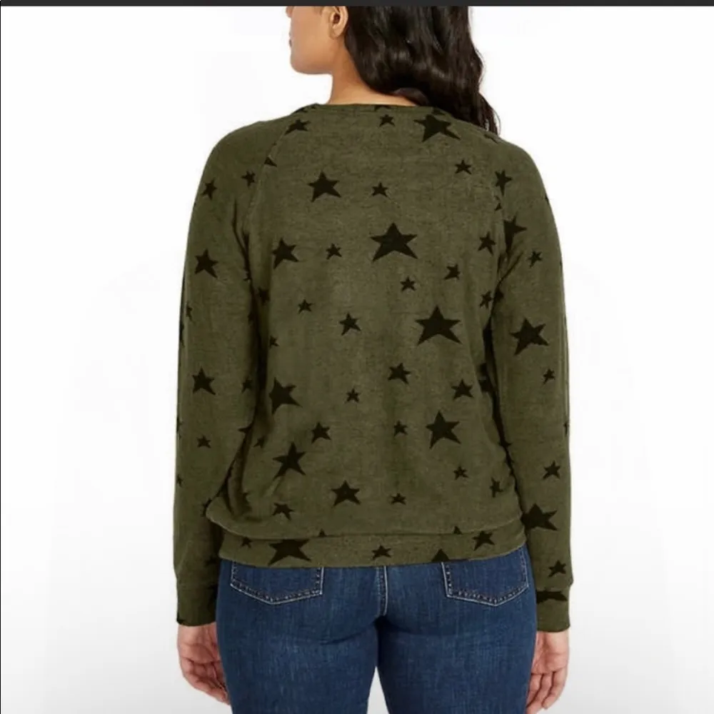 ⭐️  Buffalo Khaki Green Black Star Printed Novelty Print Crewneck Cozy Top NWT - Image 6