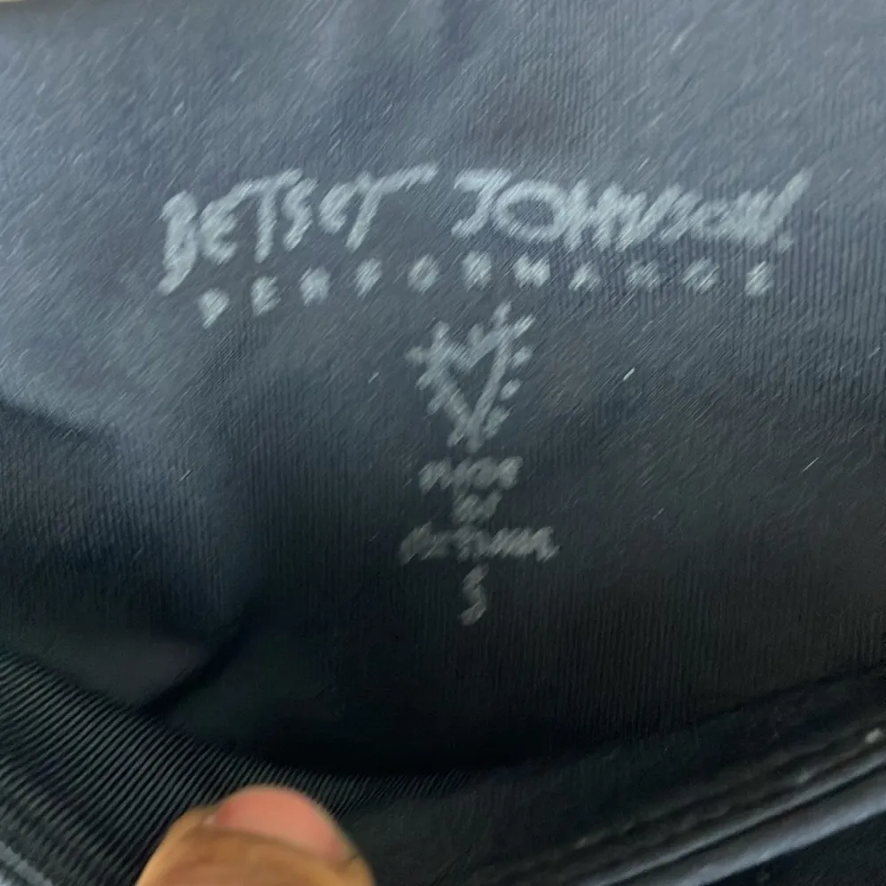 Betsey Johnson black and grey geo print athletic capris woman’s size small - Image 4