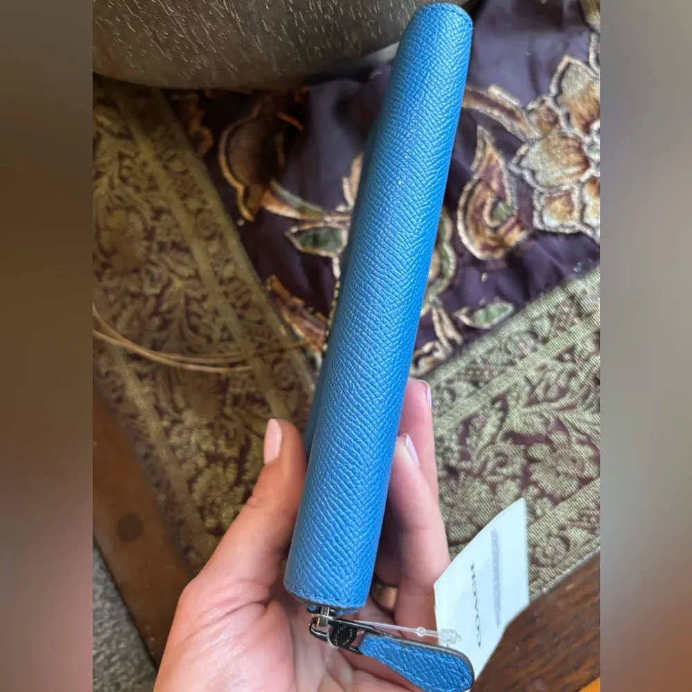 Authentic COACH 1941 crossgrain leather zip around phone card wallet - Image 6