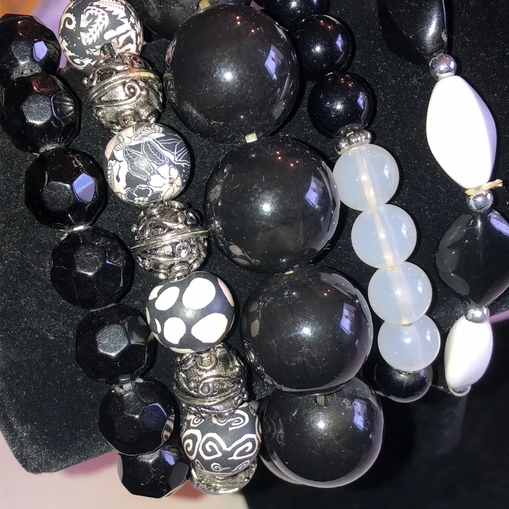 Elegant Black and White Beaded Boho Stretchy Bracelet Set - Image 3