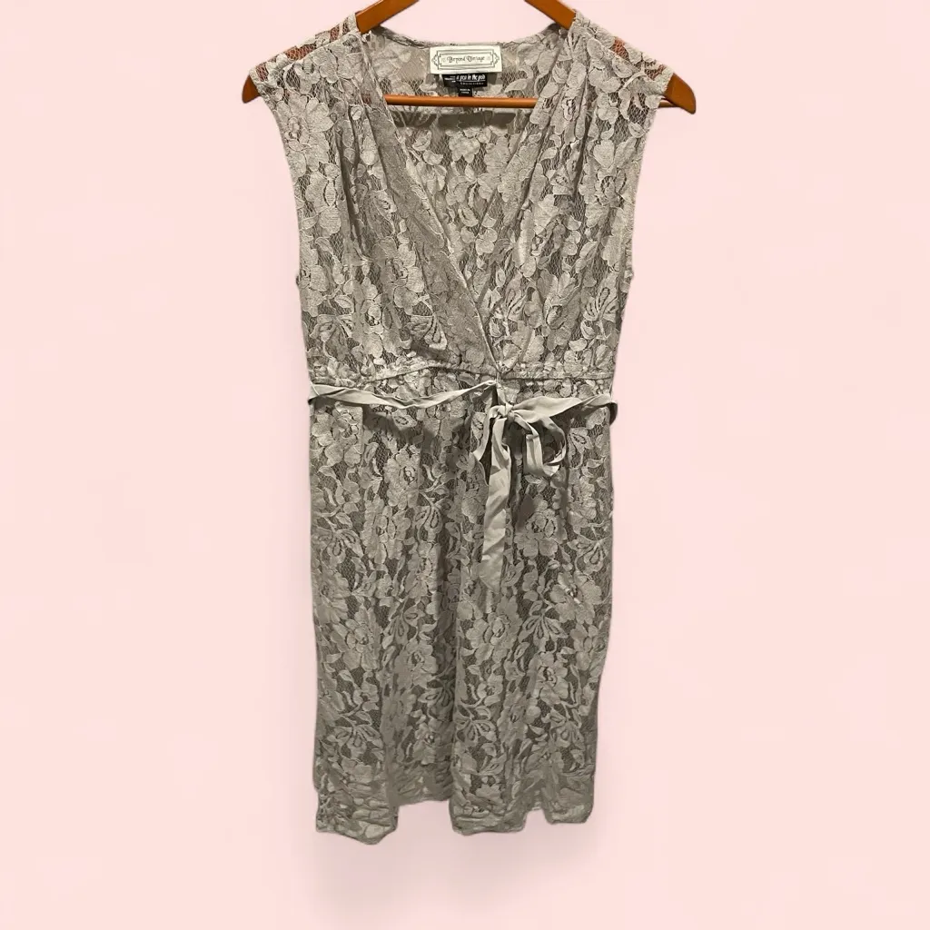 Cute gray floral lace Beyond Vintage Maternity faux wrap mini dress Size undefined - Image 2