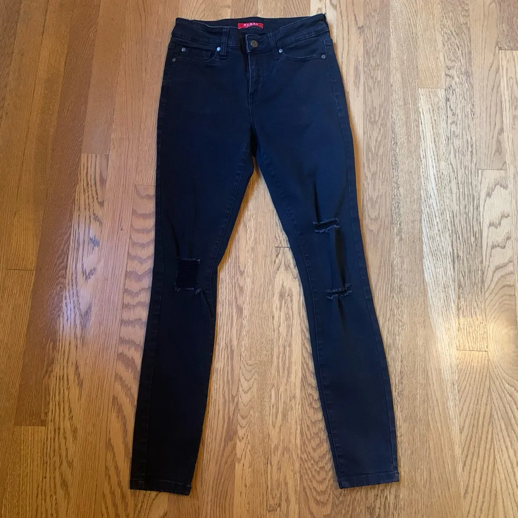 Guess Distressed knee Skinny Jeans size 27 - Image 4