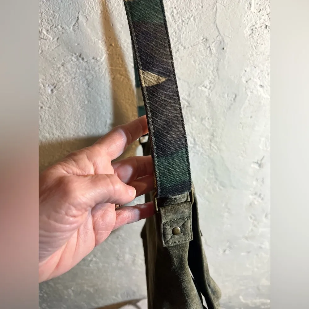 Vintage Suede Crossbody Bag by Wilson Leather w/ camo strap NWT - Image 4