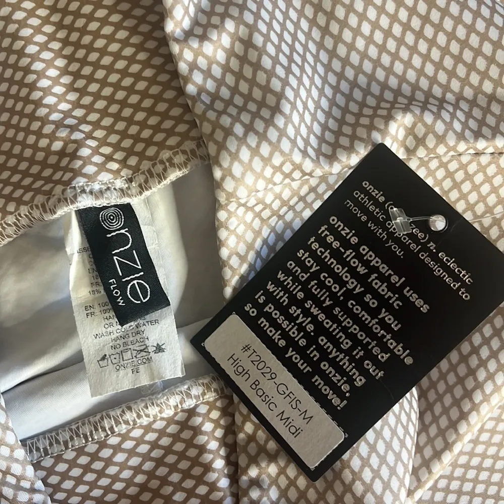 nwt // onzie fishnet capri leggings RARE - Image 7