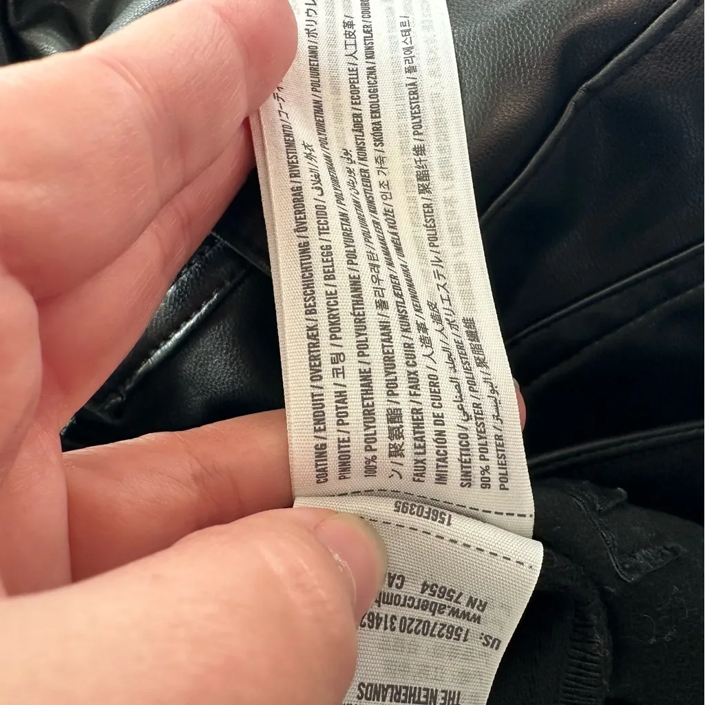 Abercrombie & Fitch The Ankle Straight Ultra High Rise
Vegan Leather in Black - Image 8