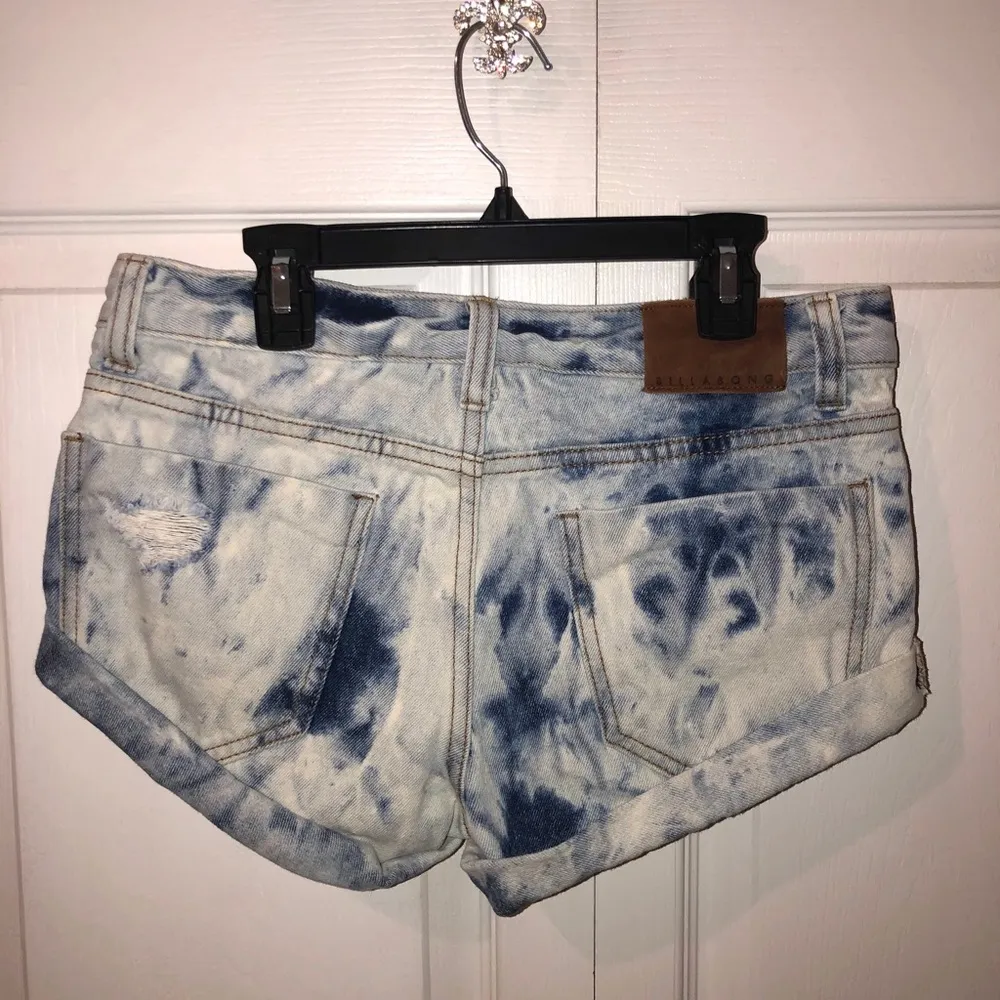 Bleached tie-dye Billabong shorts - Image 2