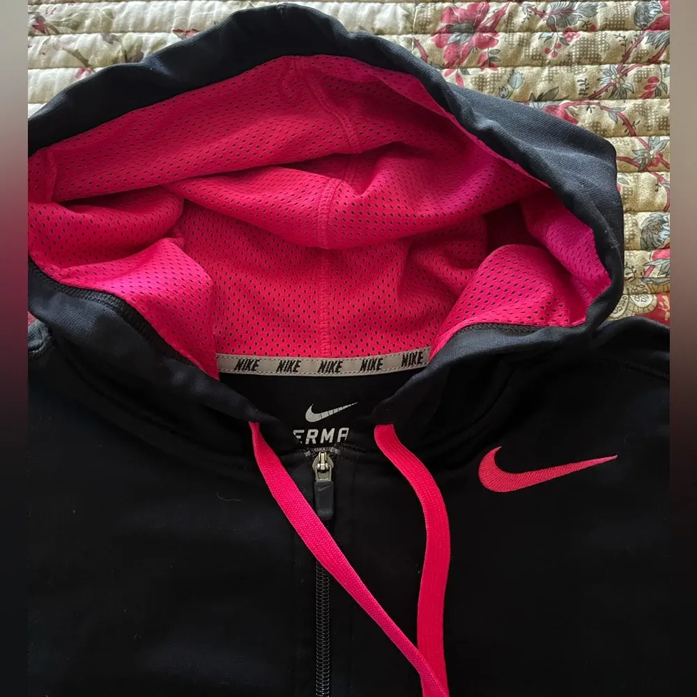 NIKE Therma-Fit Zipper Hoodie in Black with Neon Pink - Image 3