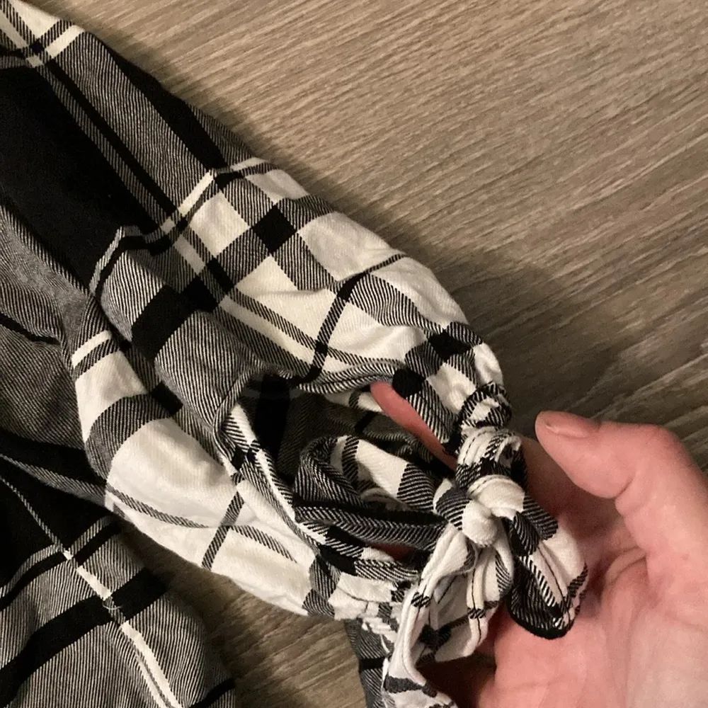 White House black market black and white checkered top size 6P - Image 4