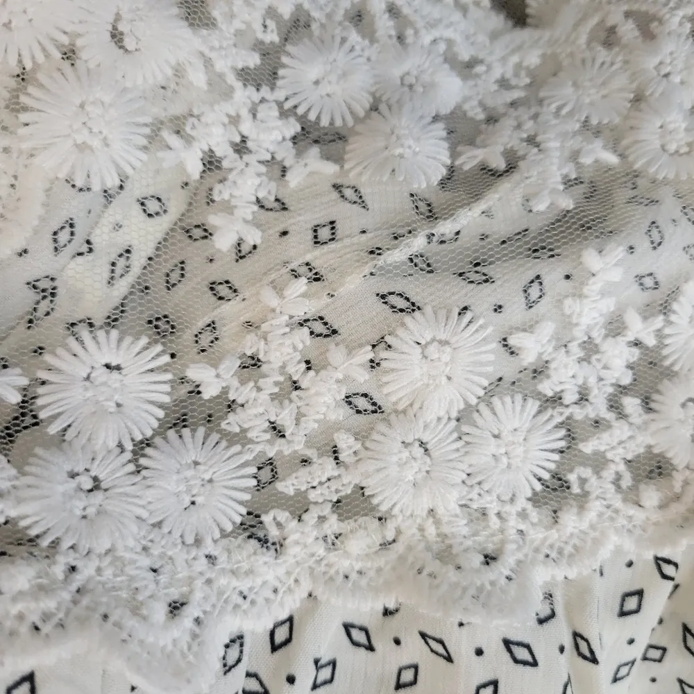 Papaya  Chic White and Black Patterned With Lace & Tie Front Shrug Size Small - Image 5