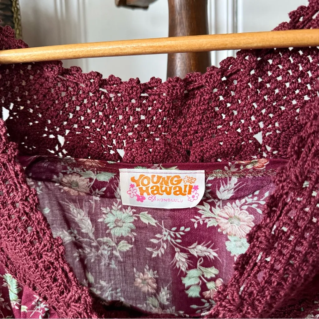 1970s Vintage Young Hawaii Floral Print & Crochet Maxi Dress Red - Image 4