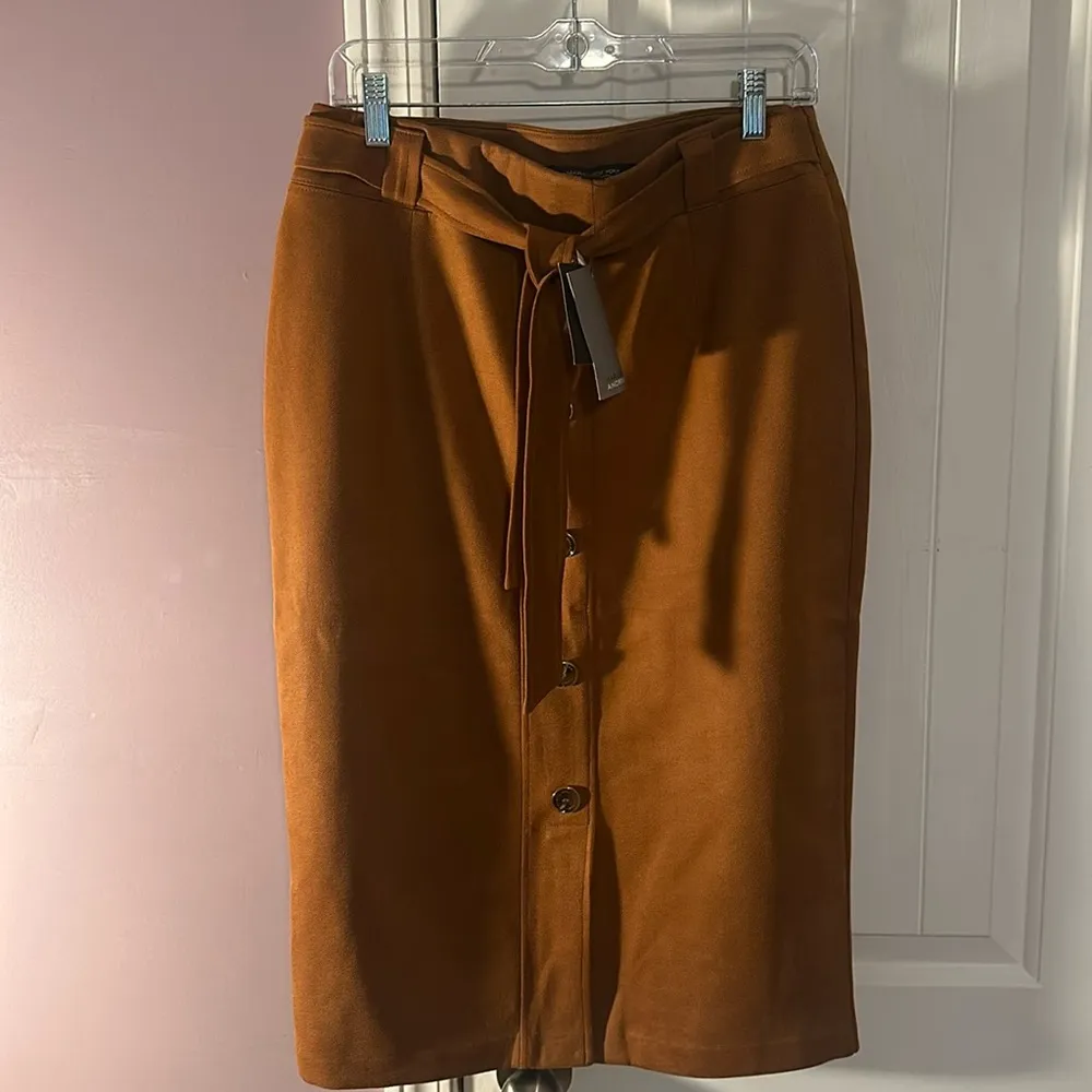 MARC NEW YORK FAUX SUEDE CARAMEL BROWN PENCIL SKIRT, SIZE MEDIUM New - Image 2