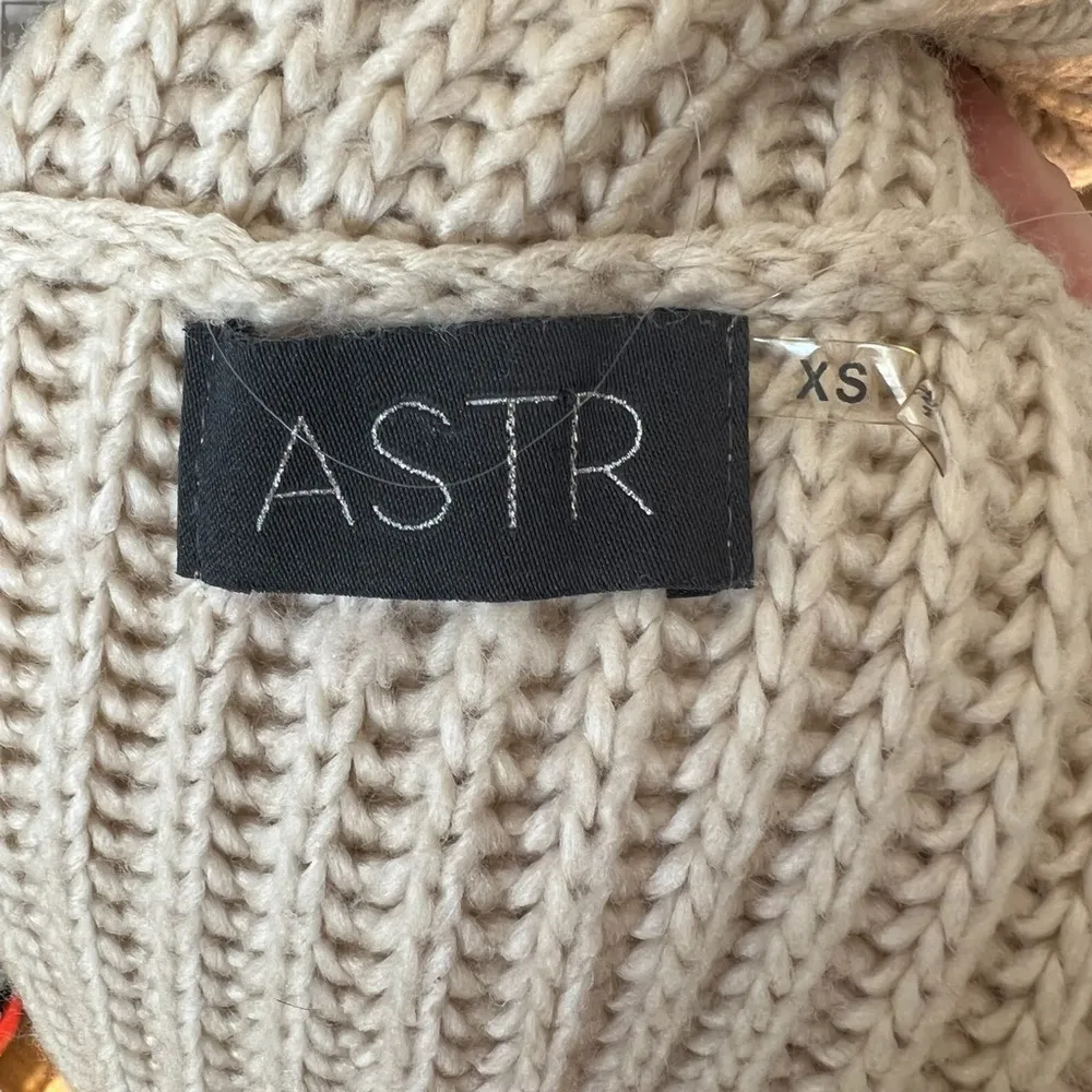 ASTR Cream Cable Knit Sleeveless Turtleneck Sweater - Image 6