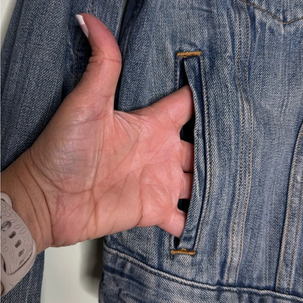 Classic Levi's Distressed Denim Trucker Jacket Size Large - Image 8