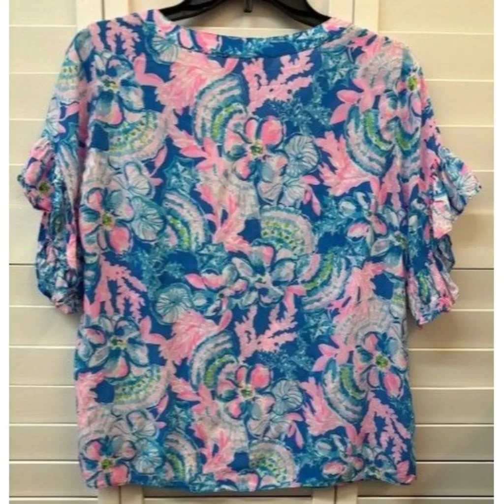 Lilly Pulitzer Womens XS Tropical Floral Print Blouse With Ruffle Sleeves & Butt - Image 2