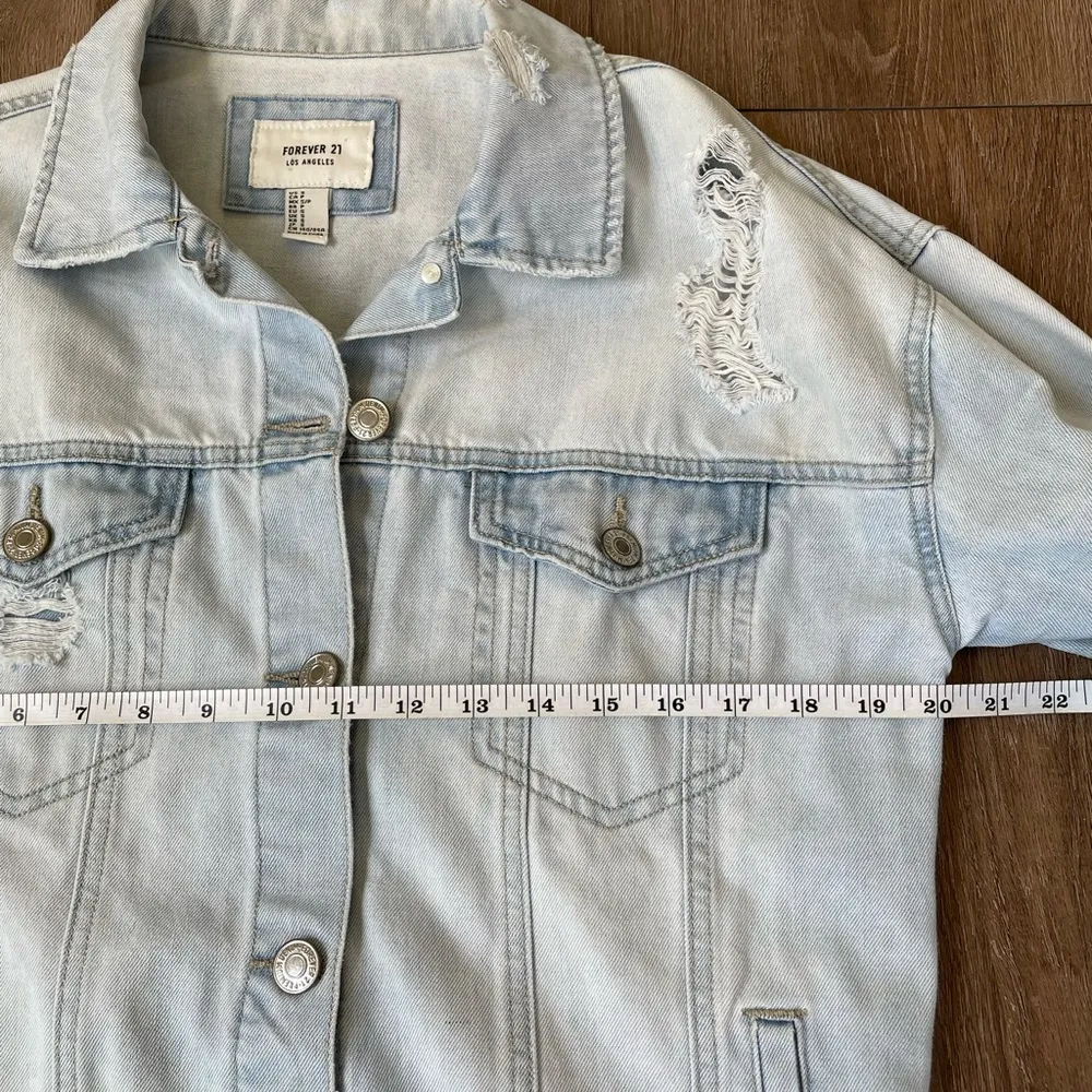 Forever 21 distressed light wash denim jean jacket  ~ holes 90s Y2K ~ Size Small - Image 13