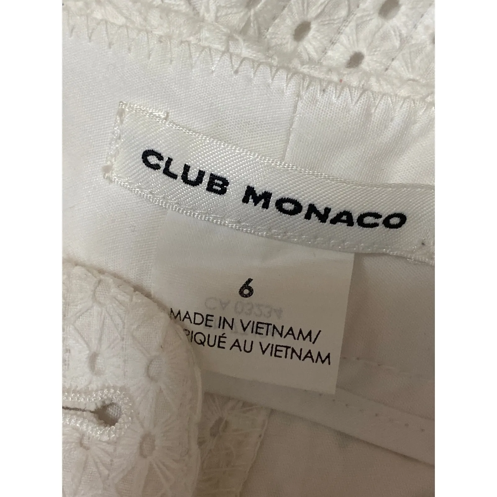 Club Monaco Women's White Eyelet Embroidered Mid Rise Scalloped Mini Shorts 6 - Image 4