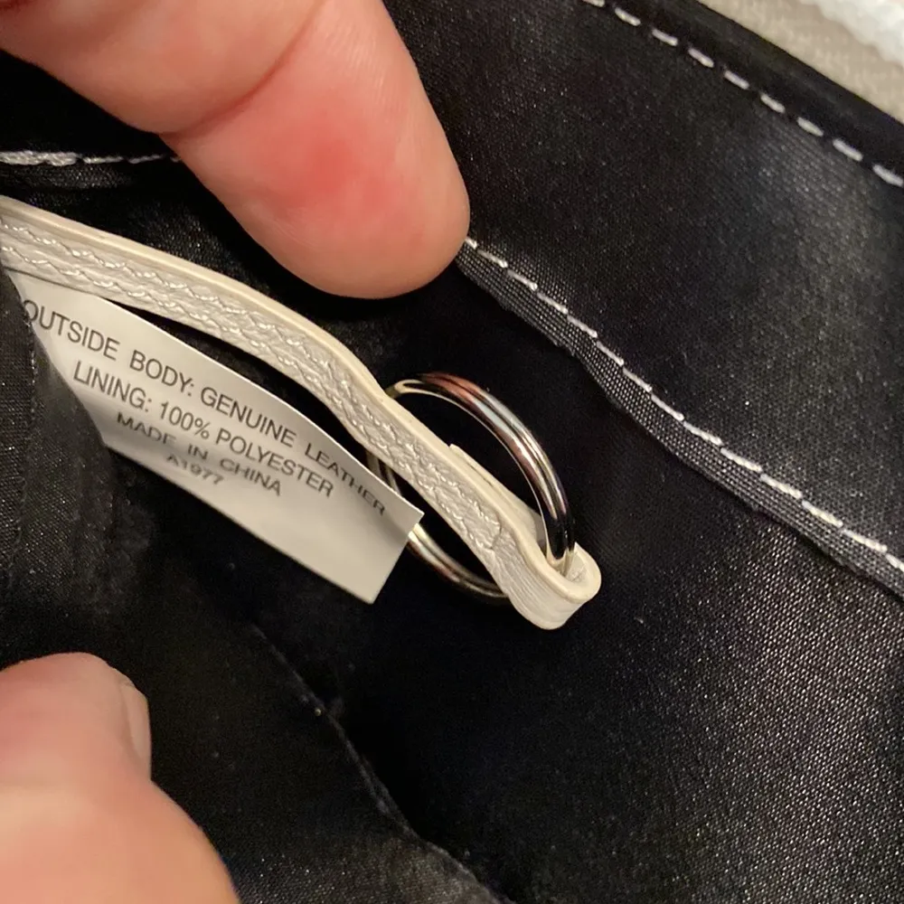 TIGNANELLO Wallet BNWOT color is white/off white zipper on the back - Image 7