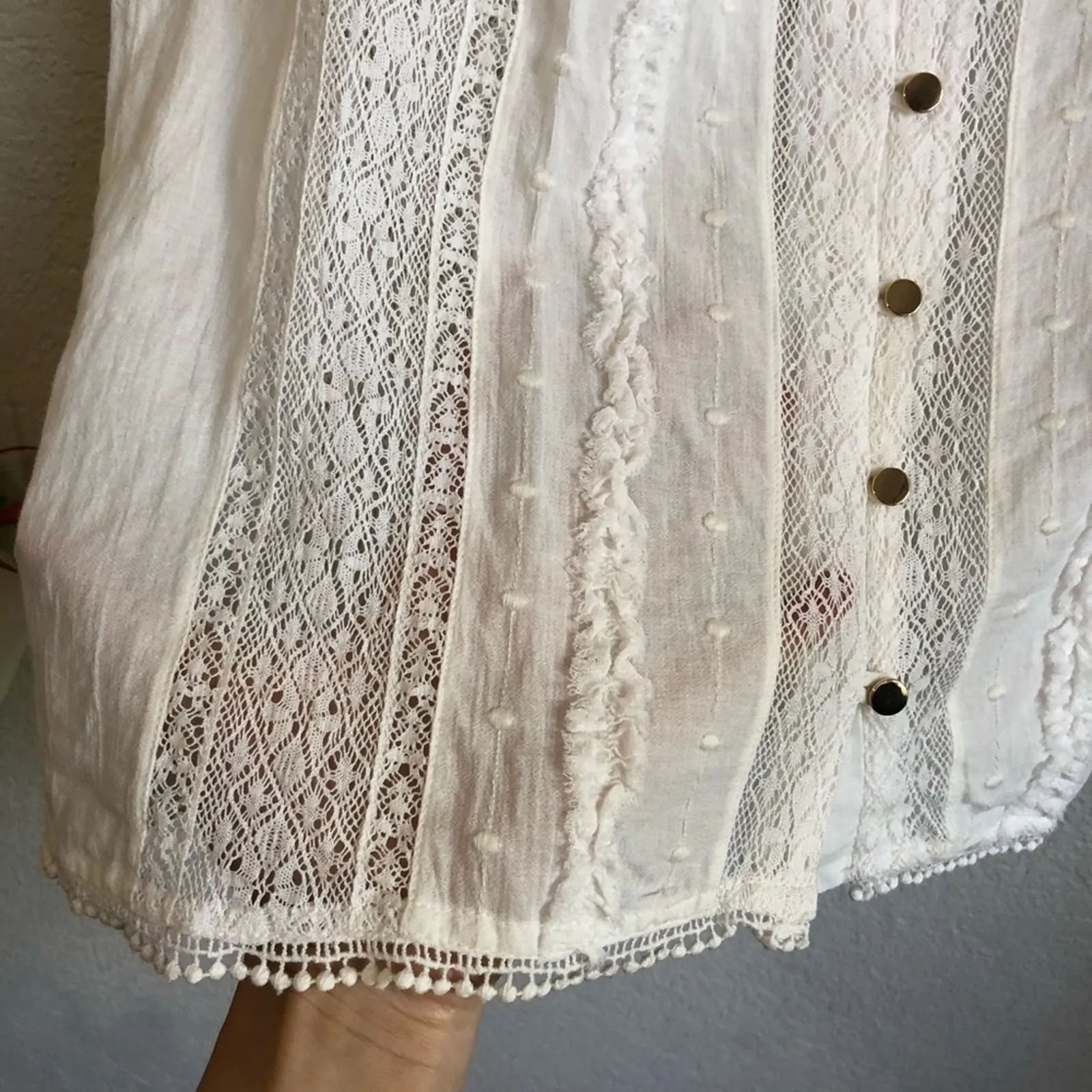 NEW FRAME white lace button sleeveless blouse - Image 4