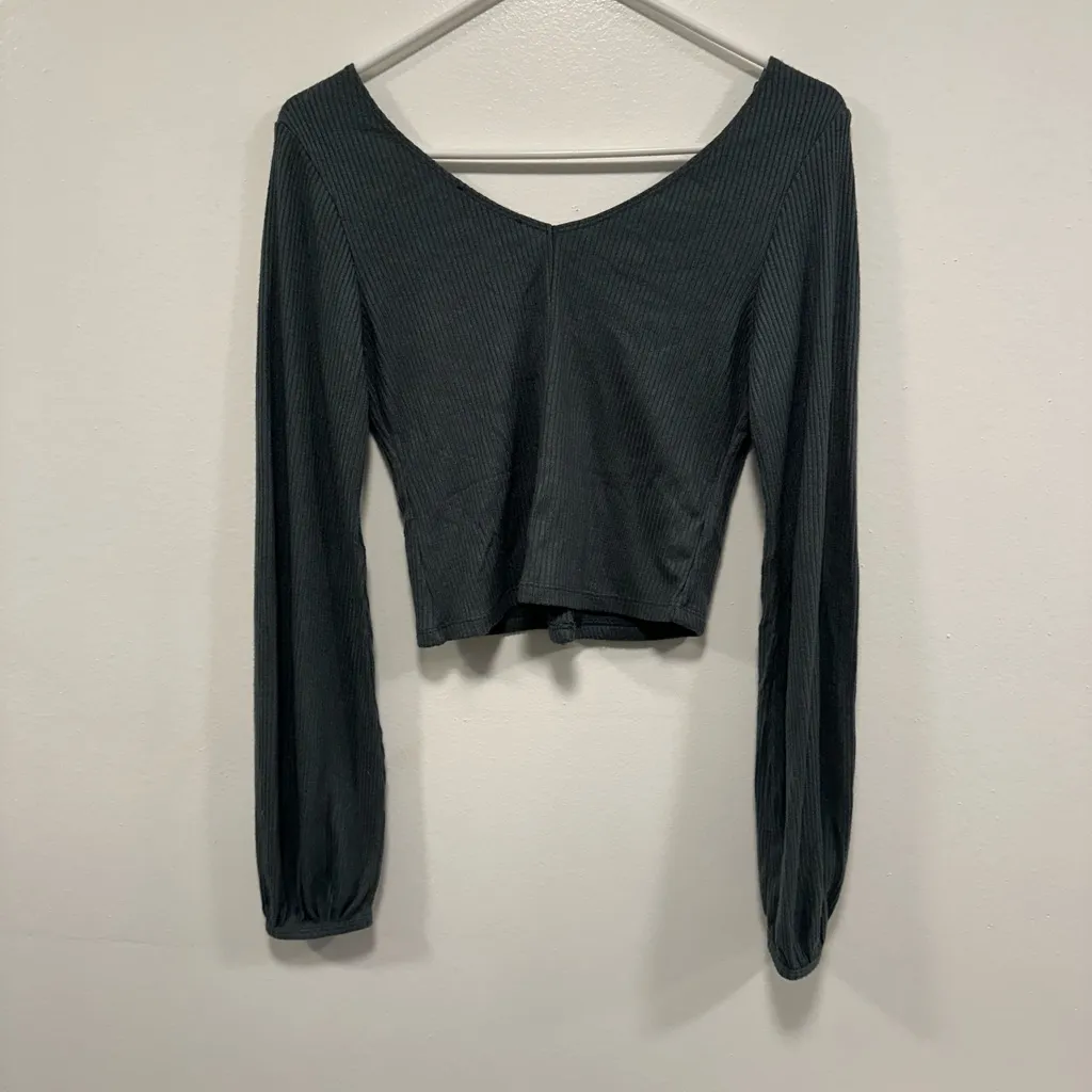 Lulu’s Green crop top! Hunter green button up bell sleeves women’s size medium! - Image 4