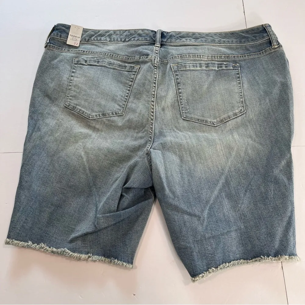 Torrid Light Wash 10 Inch Boyfriend Destructed Denim Jean Bermuda Shorts Size 22 - Image 5