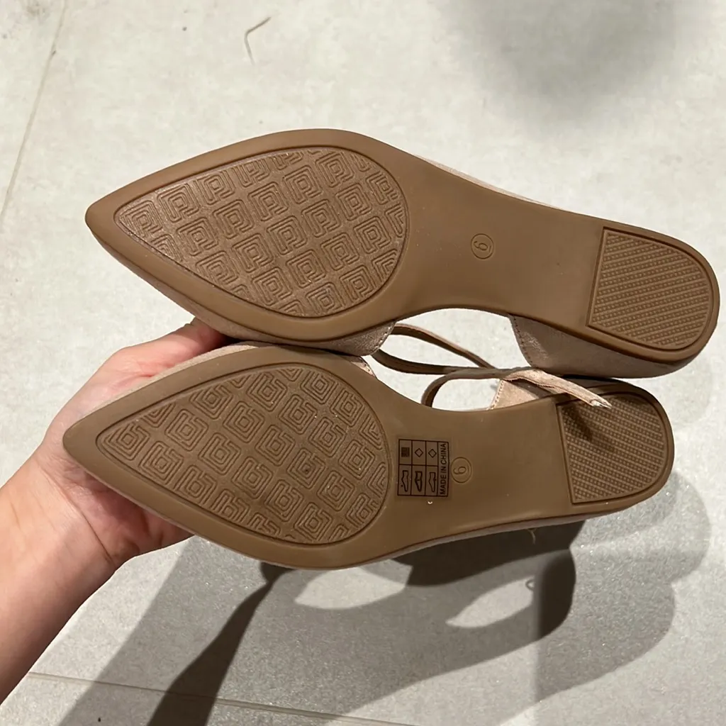 Women cream color brand new pointed ballet flat shoes with adjustable strap Size 6 - Image 4