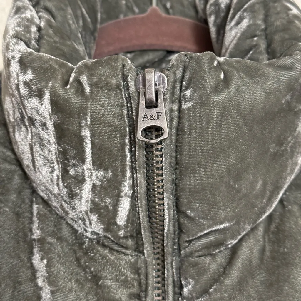 Abercrombie & Fitch women’s Olive velvet lined Puffer Jacket Size S - Image 6