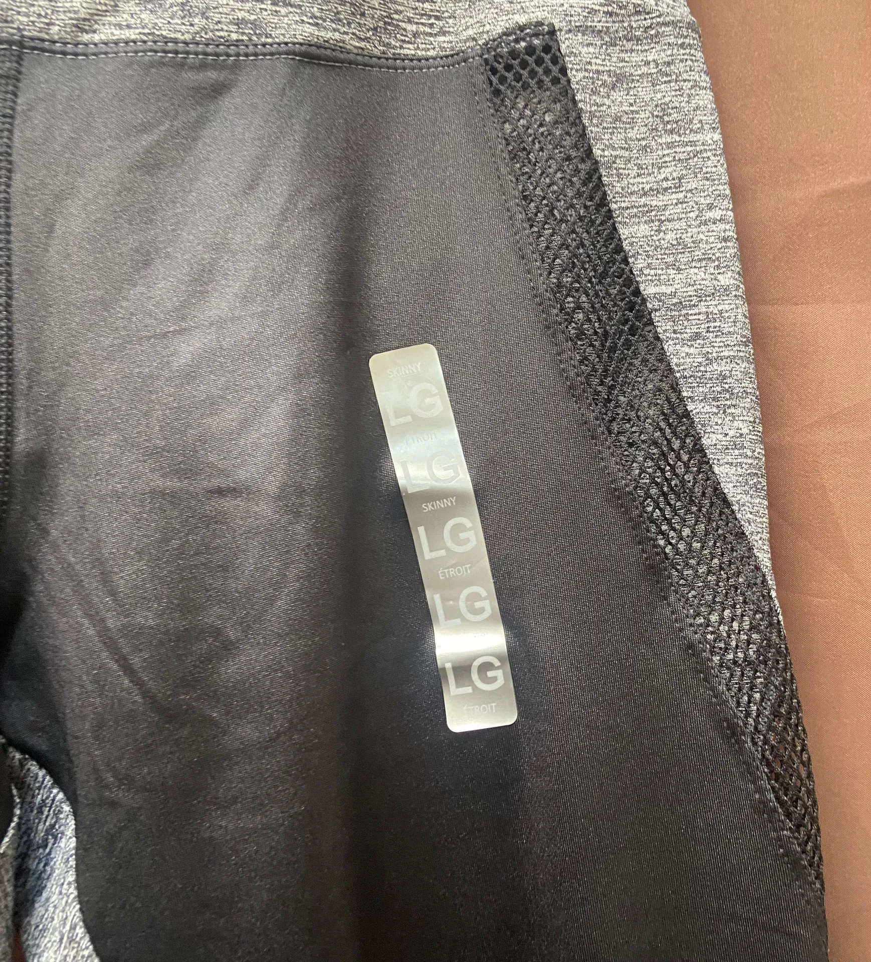 NWOT  grey and black leggings Yoga Pants Size large - Image 3