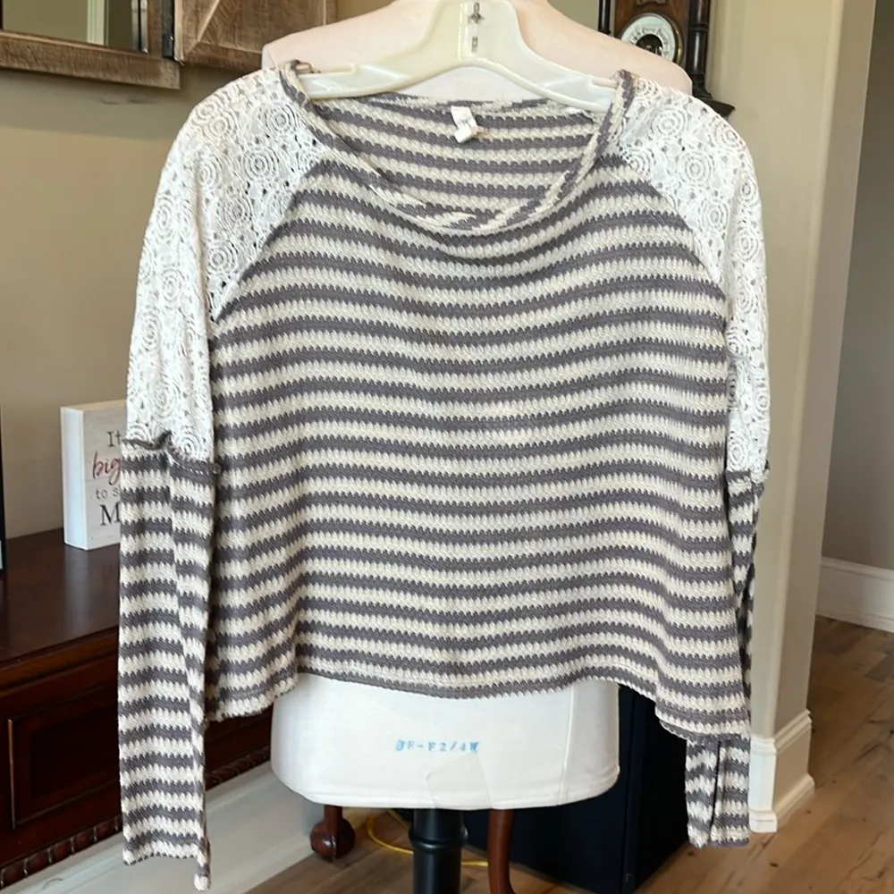 Comfy Feminine Crochet Lace Taupe Long Sleeve - Image 6