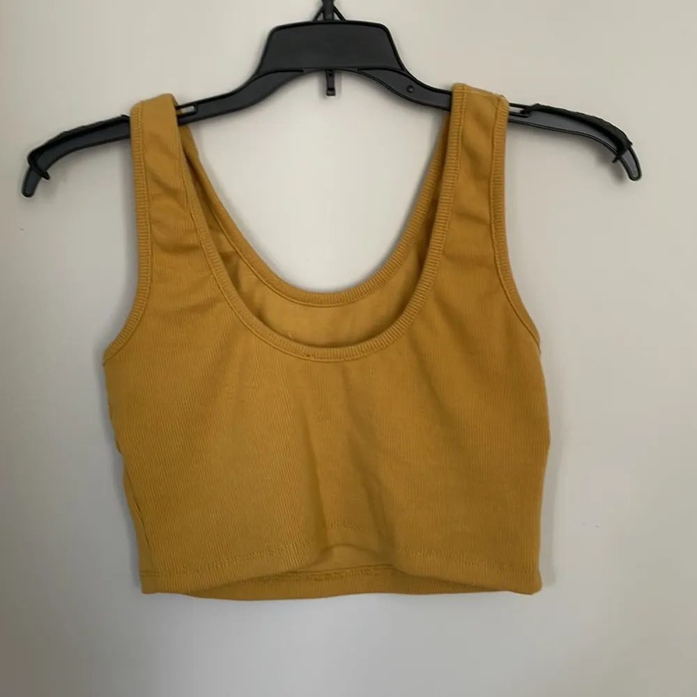 Gold boutique crop top size M - Image 2