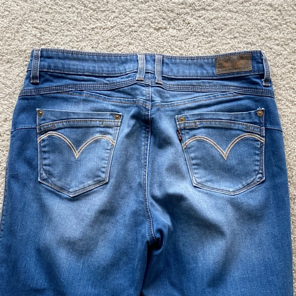 Levi’s Skinny Leg Flatters & Flaunts medium wash blue jeans women’s size 6 8 - Image 6