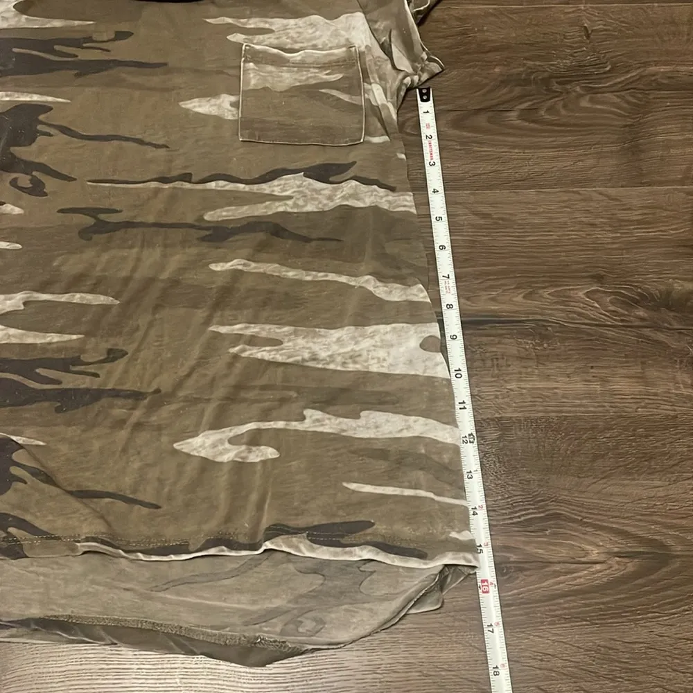 Zoe+Liv Green Camouflage Short Sleeve T-Shirt w/ Pocket, Size Small - Image 4