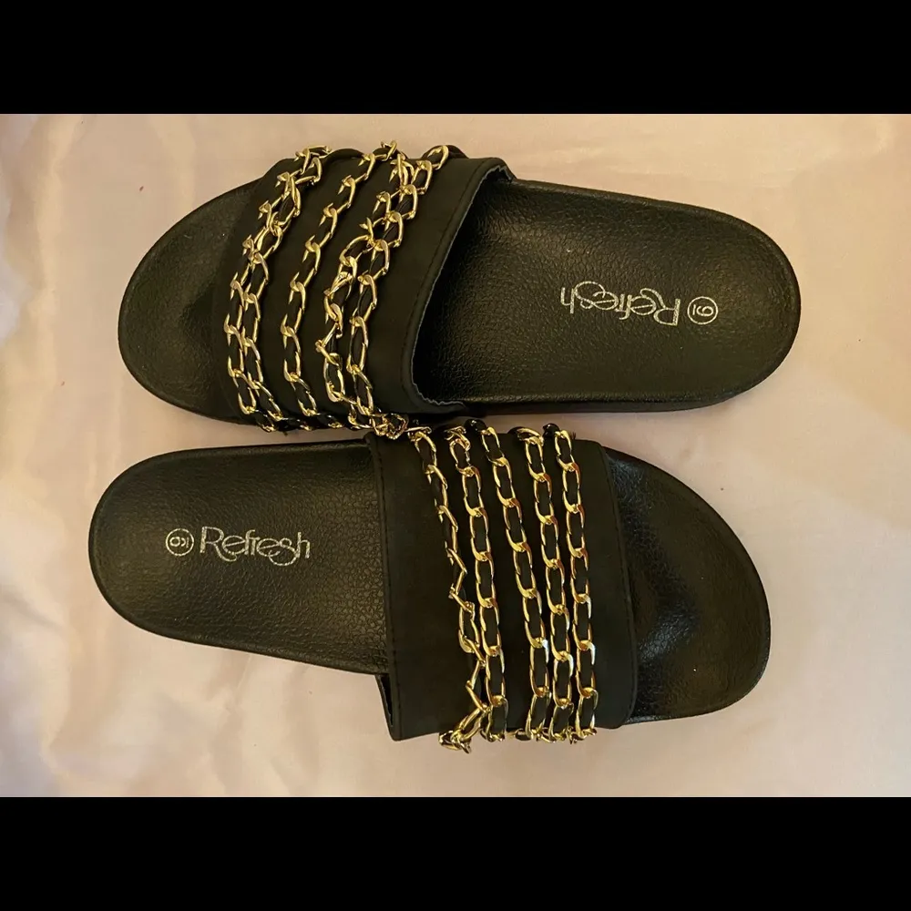 Black sliders with 5 layers of Gold Chain size 9 - Image 5