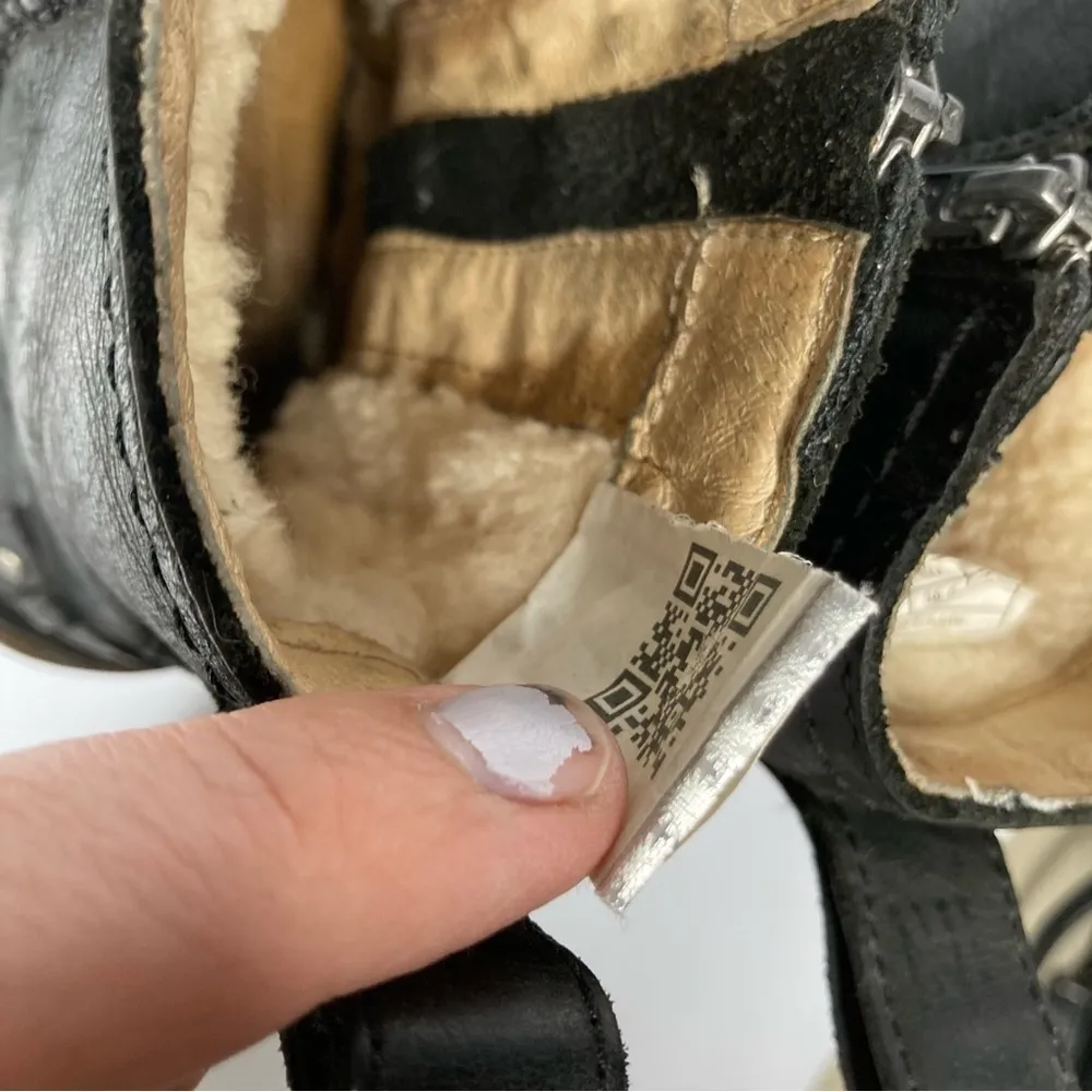 UGG Neevah short boot black leather Shearling‎ lined size 7 - Image 10