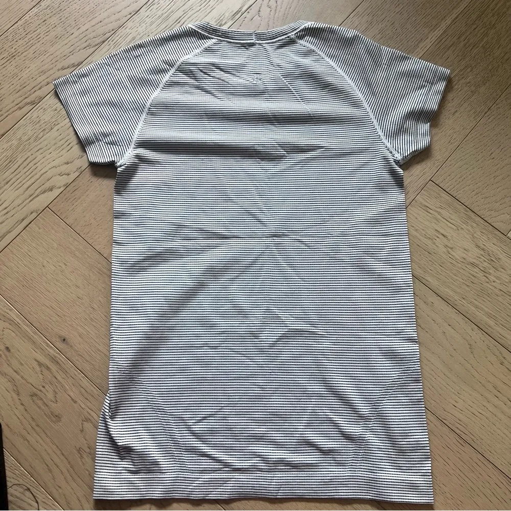 Lululemon Swiftly Tech Short Sleeve 2.0 Tempo Stripe White / Black - Image 3