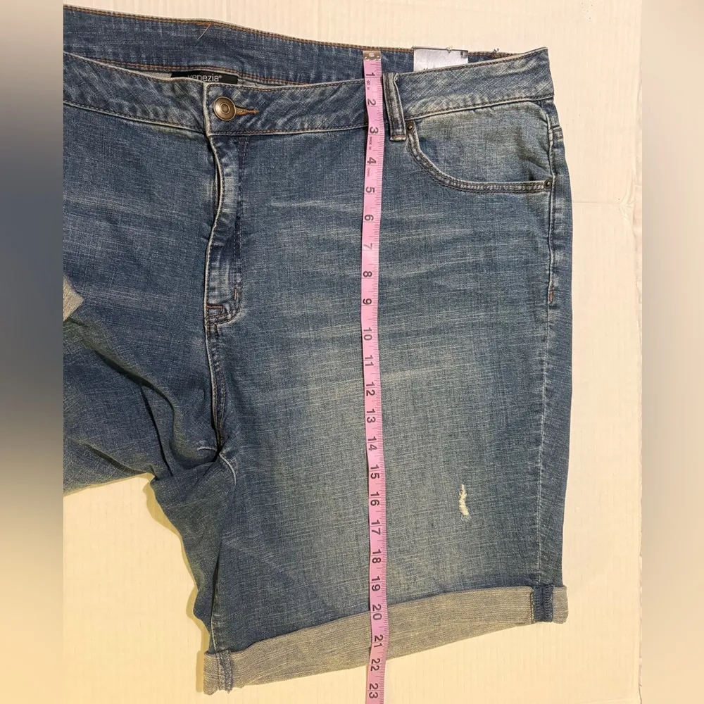 Venezia Woman’s Plus NWT Bermuda Roll Hem Med Wash Denim Shorts 26W Blue - Image 8
