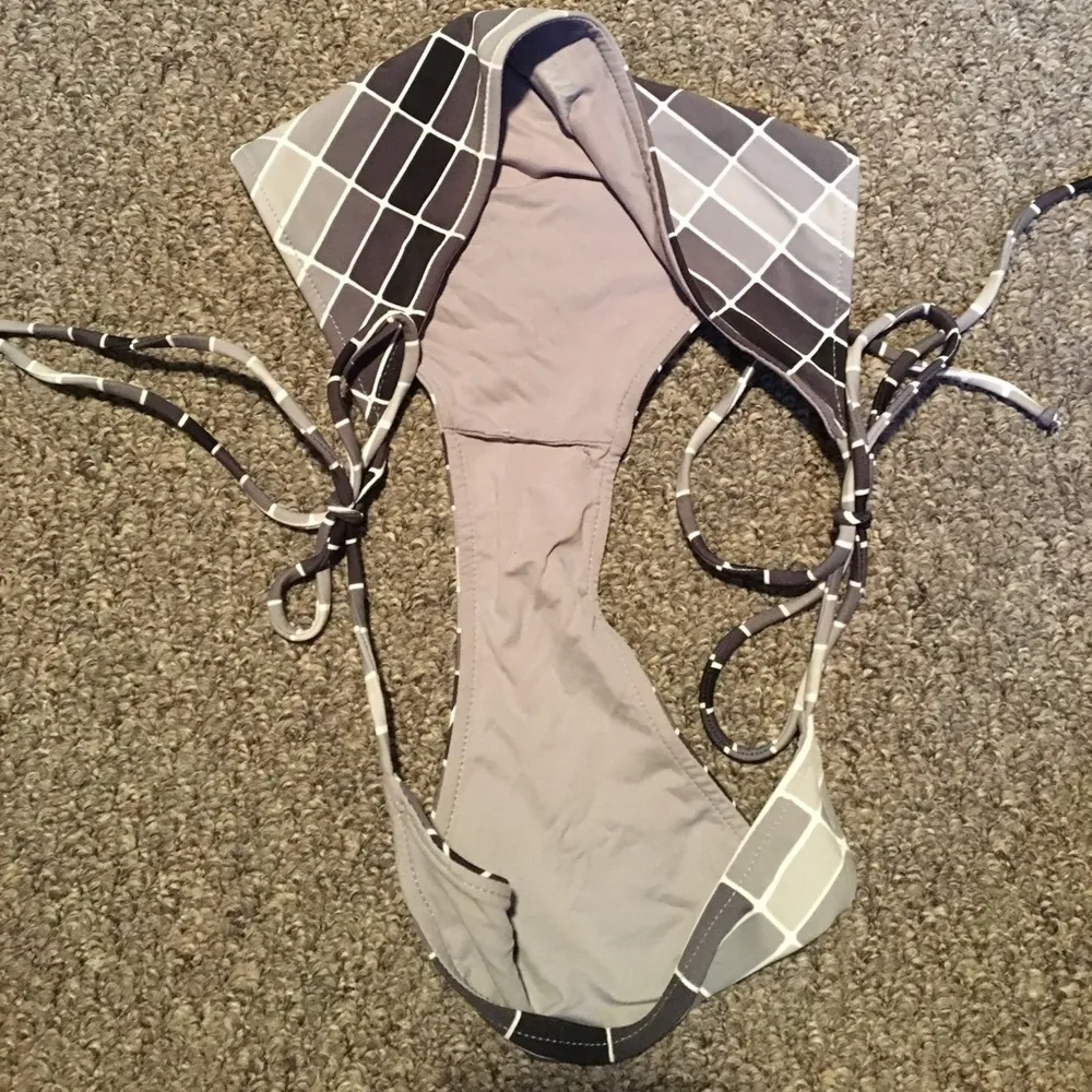 NWOT OMBRÉ GRAY BIKINI BOTTOMS - Image 3