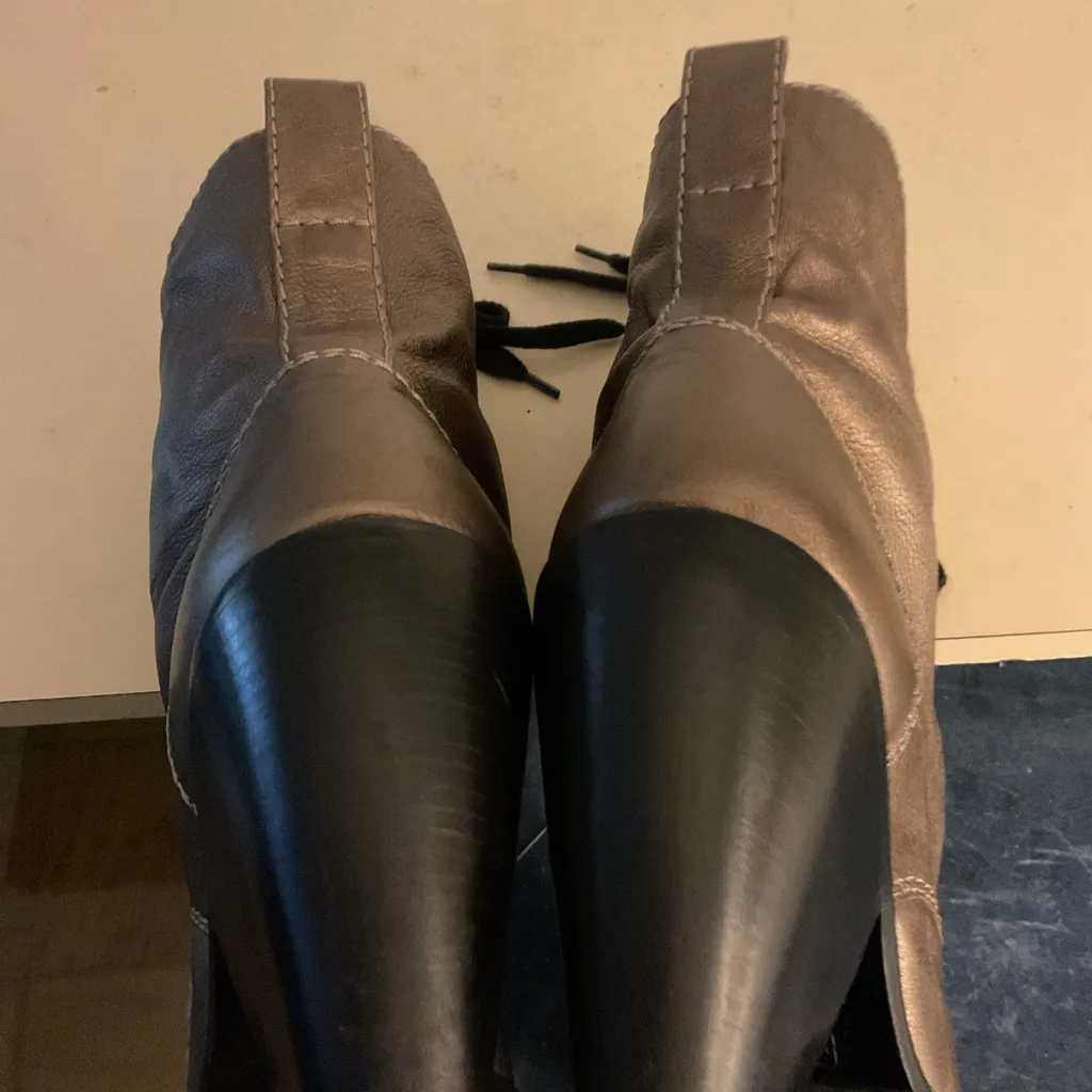 Marc Jacobs gold metallic leather platform combat Lace-Up Boots size. 7 - Image 10