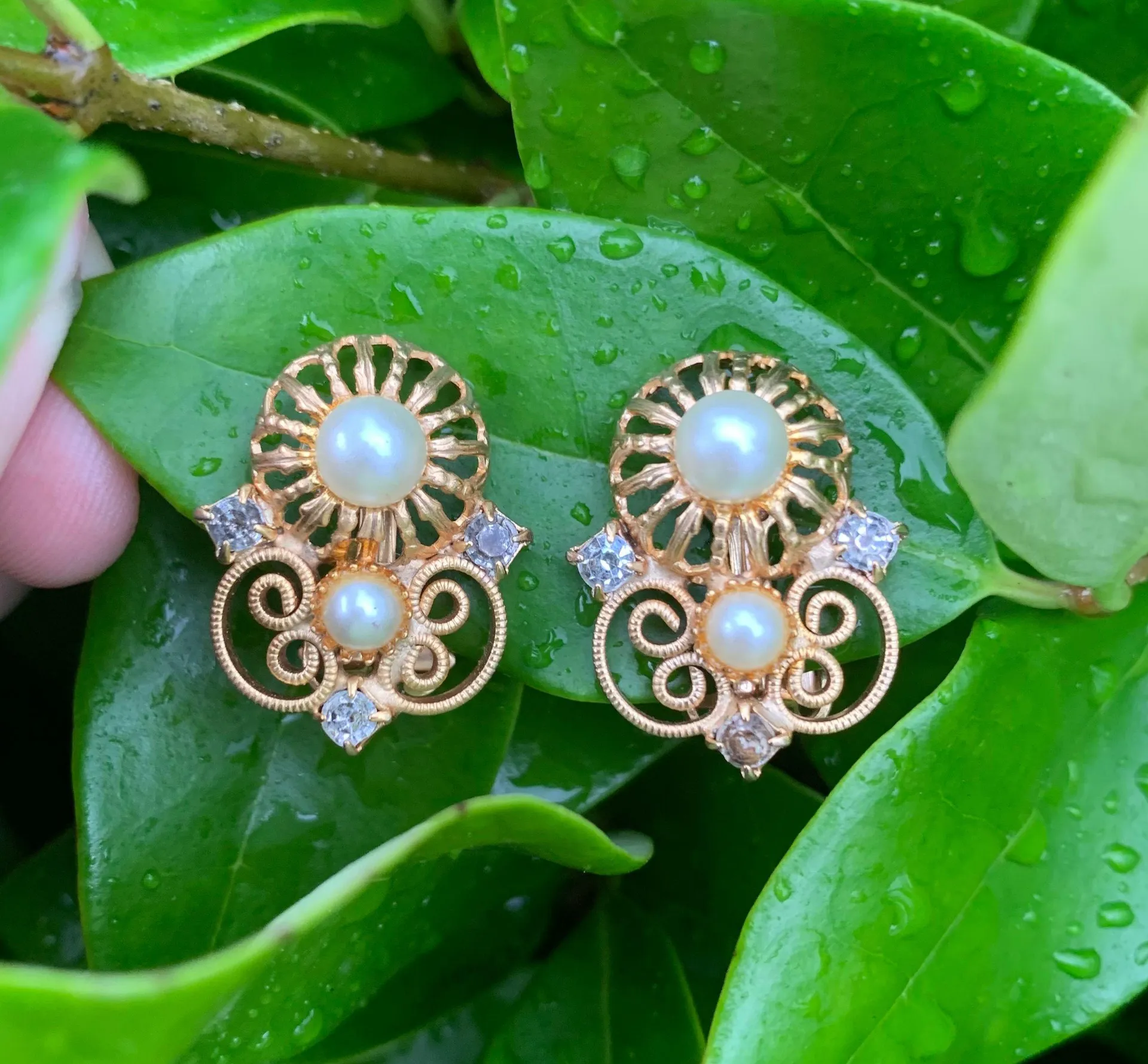 Vintage Gold Color Clip - Image 2