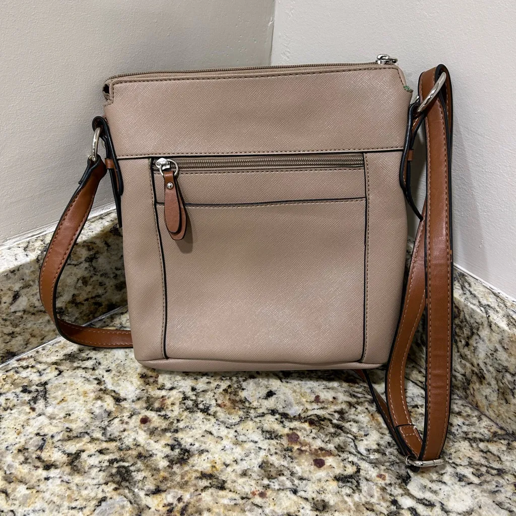 Giani Bernini Elegant Tan Crossbody Bag! A Beauty! Like NEW! No flaws! - Image 3