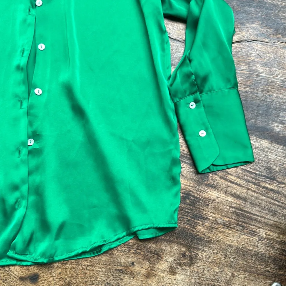 Zara green silky long sleeve pearl button button down top size medium - Image 2