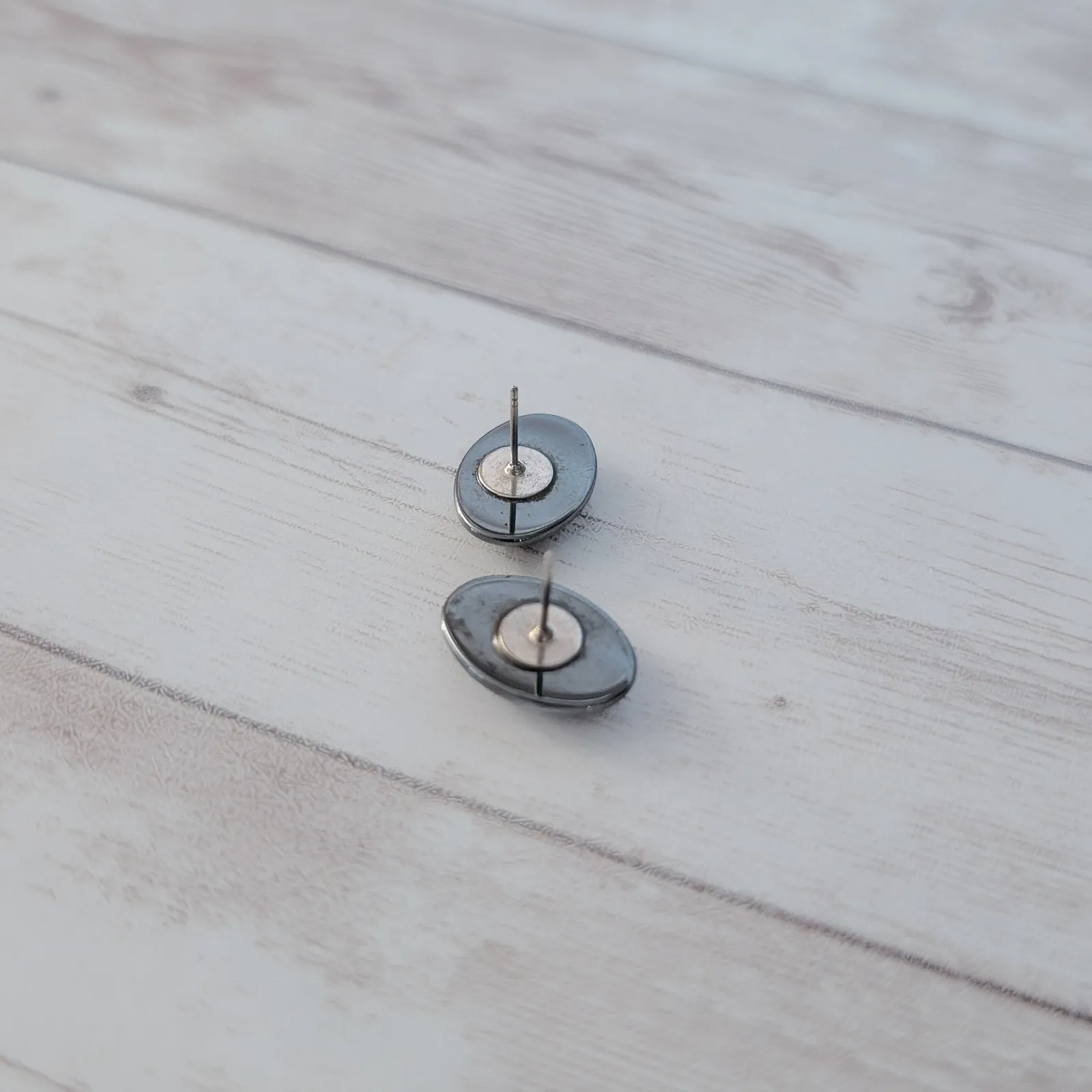 Vintage Stud Earrings Dark Gray Metallic Oval - Image 5