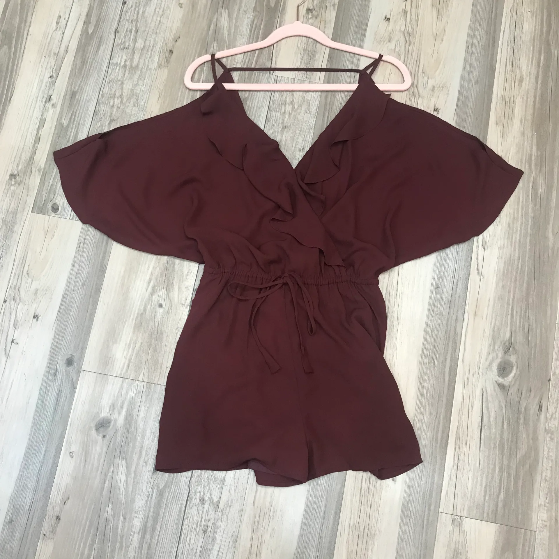 maroon COLD SHOULDER ROMPER sz small. - Image 4