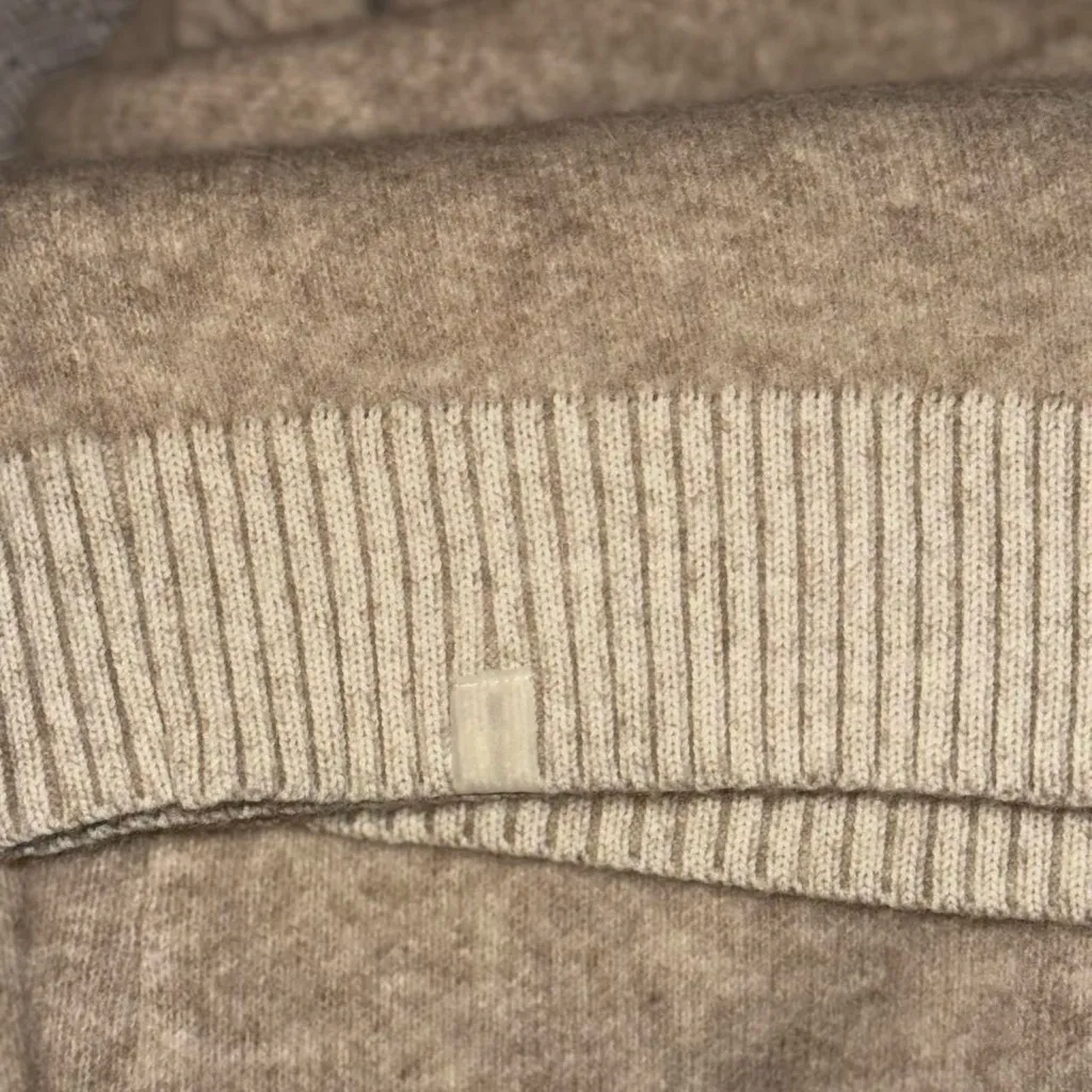 Lululemon Alpaca Wool-Blend V-Neck Sweater
Heathered White Opal L NWT - Image 7