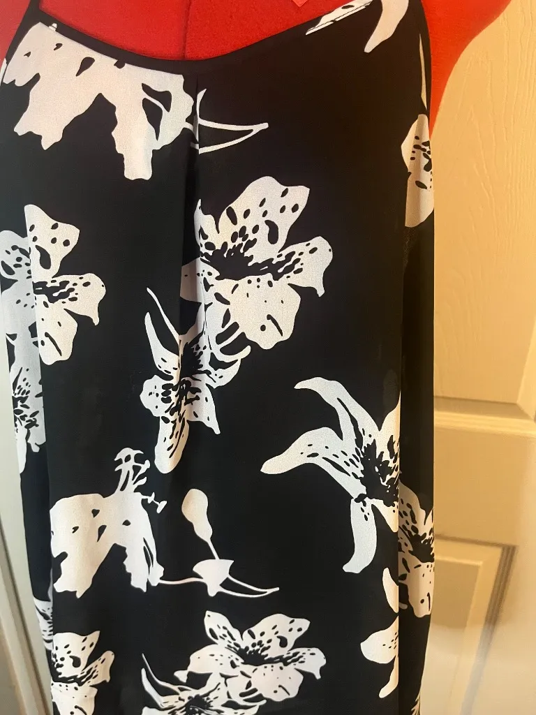 Banana Republic White Lily Print Tank Top size Large - Image 3